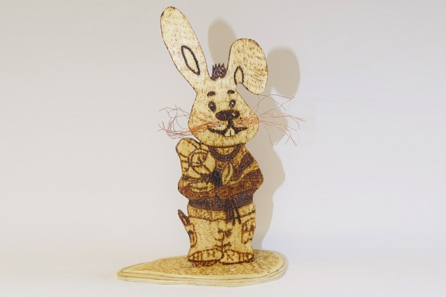 Osterhase mit Brandmalerei